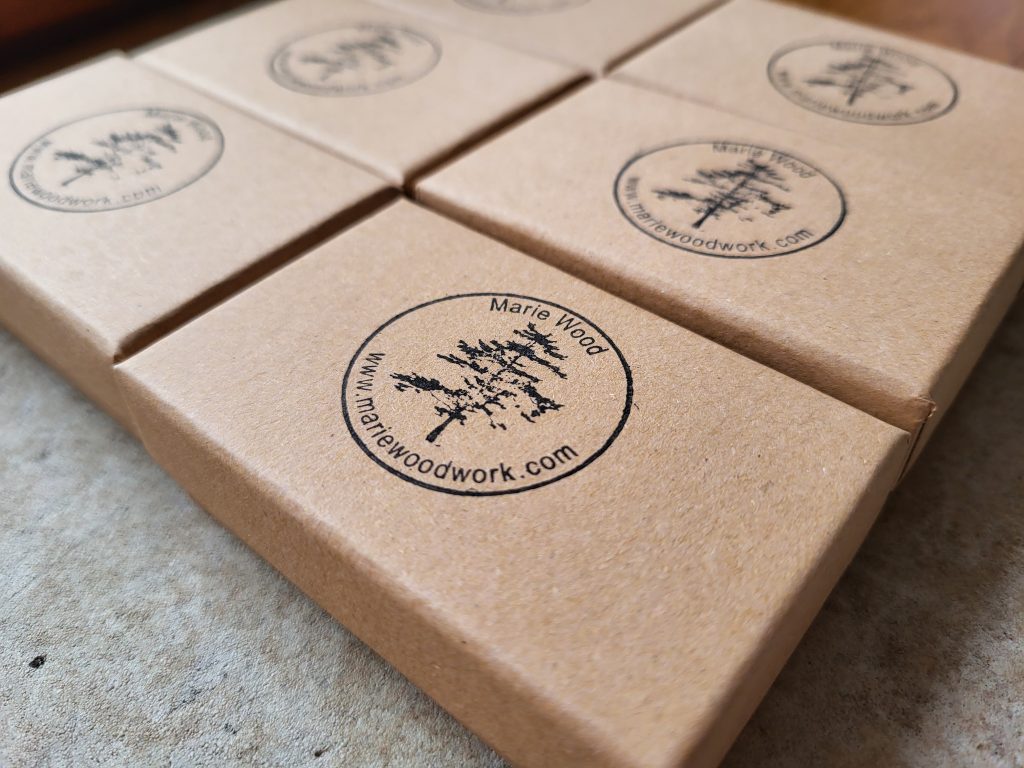 Boîtes cadeaux en kraft tamponnées Marie Wood pour bijoux en bois